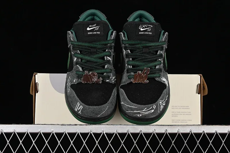 All Categories Nk SB Dunk Series Nk SB Dunk Low Low-top Sneakers C Version There Skateboards x Nk SB Dunk Low Graffiti Art Style Joint Model SB Low-top Casual Sneakers HF7743-001
